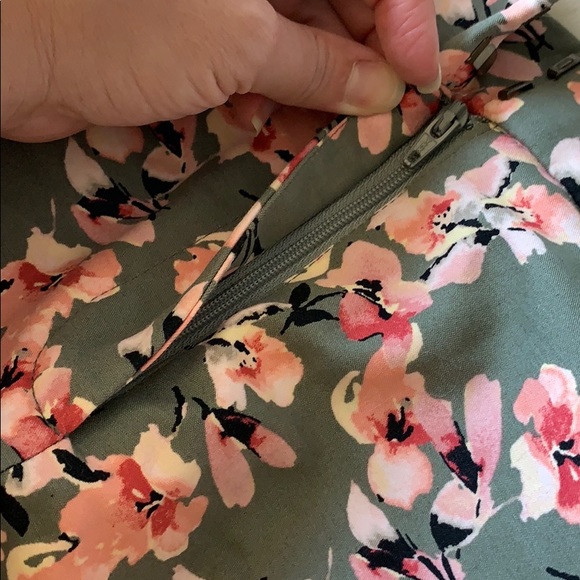 White House Black Market | floral the 5” short - Picture 13 of 13